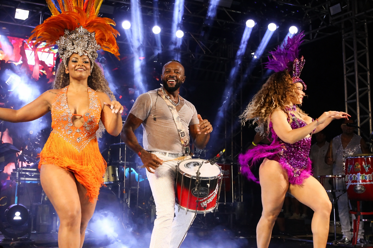 Show do Negritude Junior com dançarinos e percussão