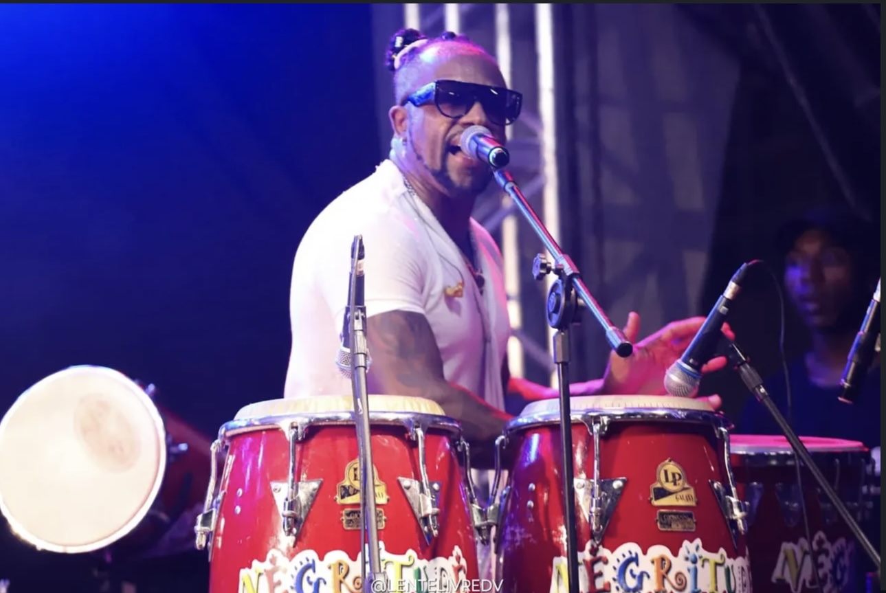 Integrante do Negritude Junior em momento de performance